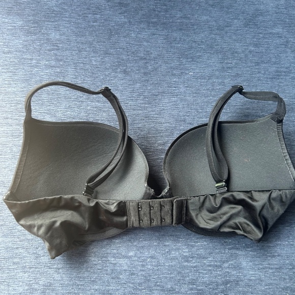 Victoria's Secret very sexy pushup bra - Picture 2 of 3